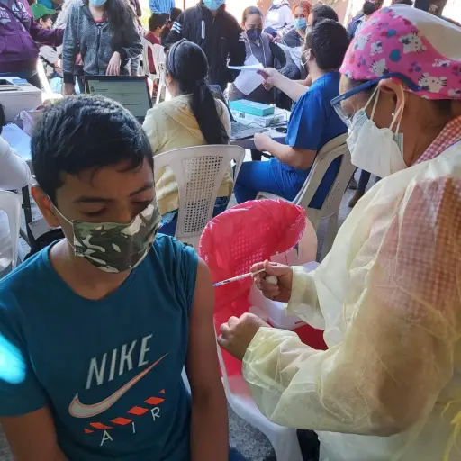 IGSS-realiza-jornada-de-vacunacion-en-Villa-Nueva-y-Amatitlan-2.jpg ,