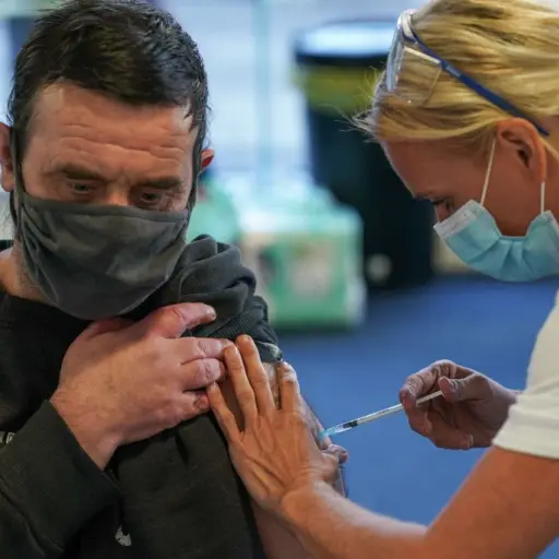 no-vacunados-covid-19-recibiran-menos-indemnizaciones-reino-unido-publinews.jpg ,