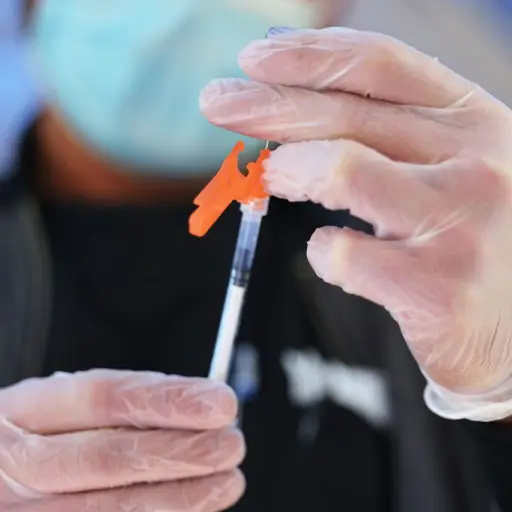 vacuna-pfizer-biontech-eficaz-variante-omicron-tres-dosis-publinews-2.jpg ,