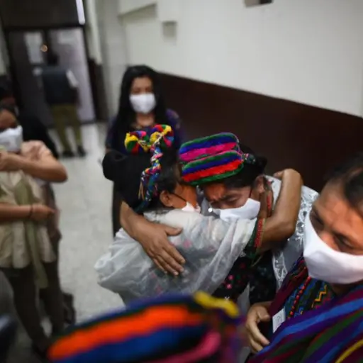 sobrevivientes-mujeres-abrazan-audiencia-sentencia-expatrulleros.jpg ,