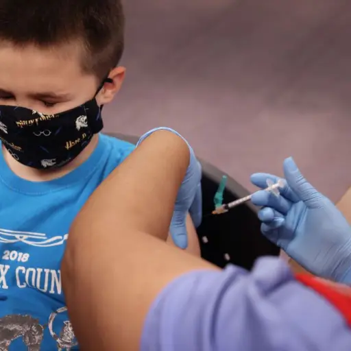 covid-19-moderna-solicita-autorizacion-vacuna-ninos-6-11-anos-publinews.jpg ,