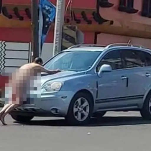 Captan-a-hombre-desnudo-afuera-de-un-motel-en-Puebla.jpg ,