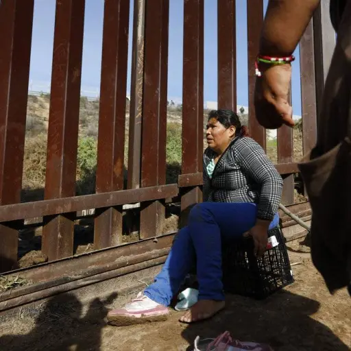 migrantespasanmurofronteraeeuuap1-05026f421464b534aae8d5cbd9f9fb79-1.jpg ,