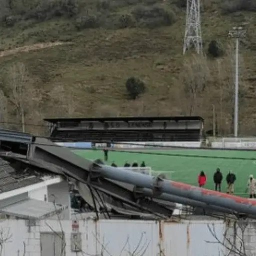 aficionado-muere-tras-caerle-torre-electrica-en-estadio-espana-pubinews-.png ,