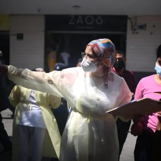 jornada-vacunacion-contra-la-covid-coronavirus-en-paseo-la-sexta-avenida-guatemala-zona-1-7-de-febrero-2022-foto-edwin-bercian-publinews-emisoras-unidas-4.jpg ,
