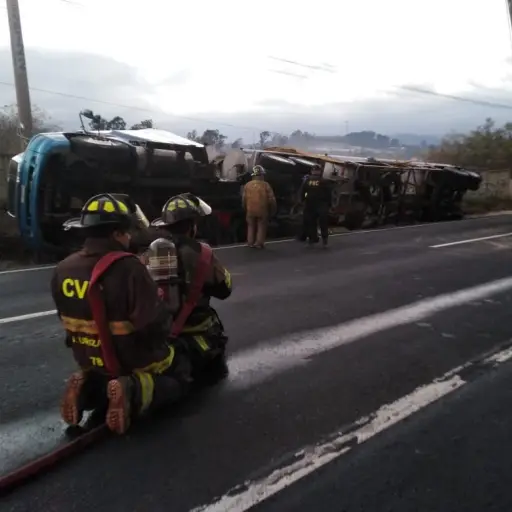 trailer-combustible-volcado-ruta-pacifico-emisoras-unidas.jpg ,