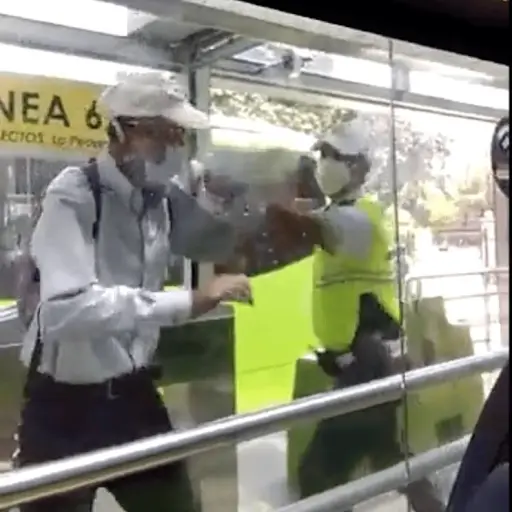 pm-hombre-estacion-transmetro.png ,