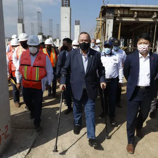 giammattei-supervisa-construccion-hospital-chimaltenango.jpg ,