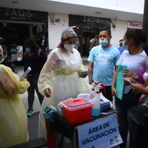 jornada-vacunacion-contra-la-covid-coronavirus-en-paseo-la-sexta-avenida-guatemala-zona-1-7-de-febrero-2022-foto-edwin-bercian-publinews-emisoras-unidas-12.jpg ,