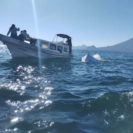 lancha-vuelca-Atitlan-lago.jpg ,