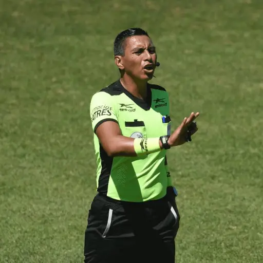 walter-lopez-y-mario-escobar-arbitros-guatemaltecos-publinews-.png ,