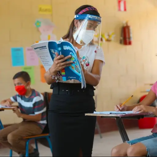 vacunacion-covid-19-menores-clases-estudiantes-escuelas-emisoras-unidas.jpg ,