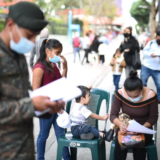 jornada-vacunacion-contra-la-covid-coronavirus-en-paseo-la-sexta-avenida-guatemala-zona-1-7-de-febrero-2022-foto-edwin-bercian-publinews-emisoras-unidas-11.jpg ,