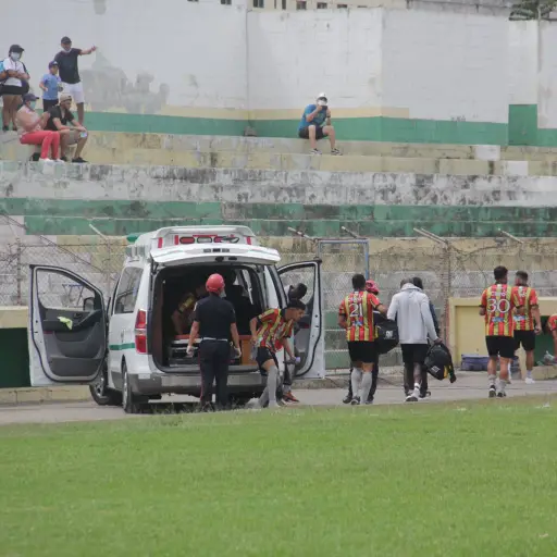 Zacapa-llega-en-ambulancia-al-estadio.jpg ,