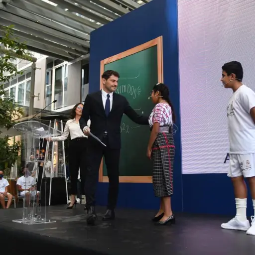 iker-casillas-ninos.jpg ,