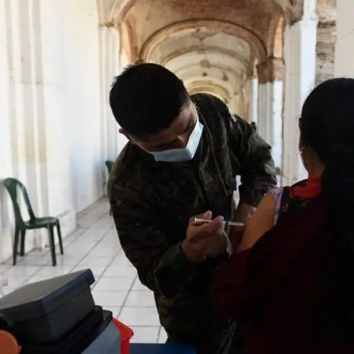 jornada-de-vacunacion-contra-la-covid-19-coronavirus-en-guatemala-en-templo-santo-domingo-zona-1-30-de-enero-de-2022-foto-omar-solis-publinews-emisoras-unidas-2.jpg ,