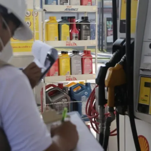 Personal-del-MEM-y-la-Diaco-mantienne-operativos-en-los-expendios-de-combustible..jpg ,