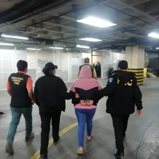 agente-pnc-detenida-robo-aeropuerto.jpeg ,