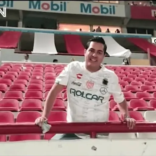 aficionado-necaxa-lanza-cenizas-de-su-padre-estadio-victoria-publinews-.png ,