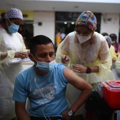 jornada-vacunacion-contra-la-covid-coronavirus-en-paseo-la-sexta-avenida-guatemala-zona-1-7-de-febrero-2022-foto-edwin-bercian-publinews-emisoras-unidas-1.jpg ,
