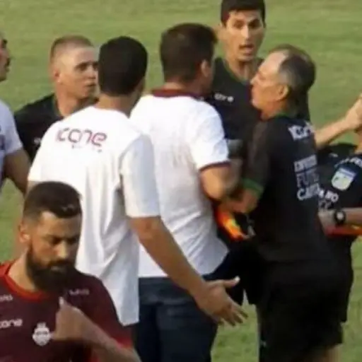 tecnico-da-cabezazo-a-jueza-de-linea-en-brasil-publinews-.jpg ,