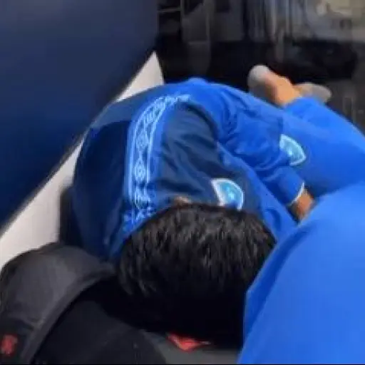 jugadores-de-la-seleccion-duermen-en-aeropuerto-5.png ,