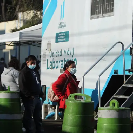 filas-para-pruebas-de-covid-19-coronavirus-en-mercado-el-guarda-en-guatemala-6-de-enero-2022-fotos-rodrigo-rivera-3-1.jpg ,