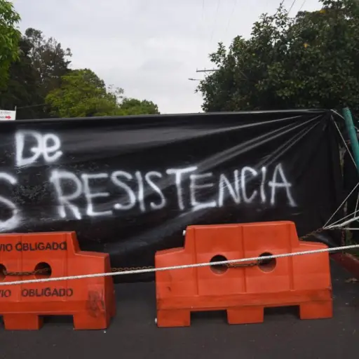sancarlistas-bloquean-ingresos-usac-2.jpeg ,
