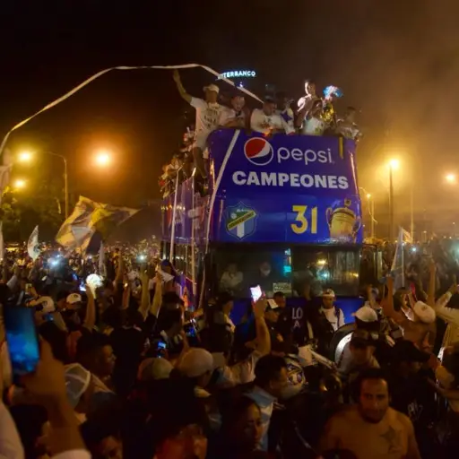 comunicaciones-festeja-con-su-aficion-en-el-obelisco-publinews-.jpg ,