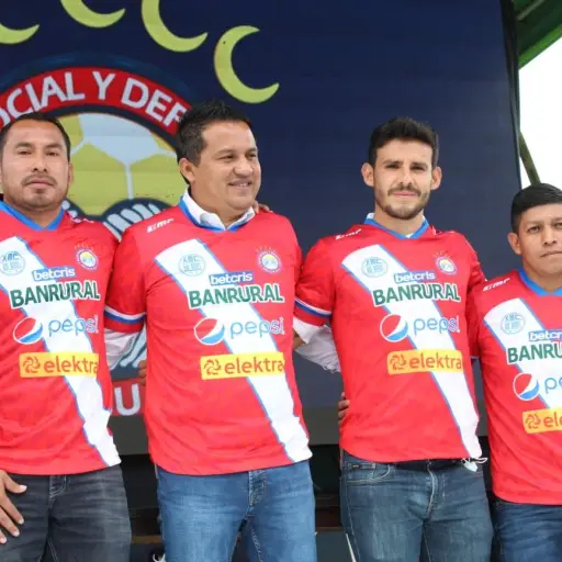 Presentacion-de-amarini-Villatoro-en-Xelaju-MC-1.jpeg ,