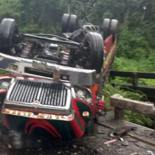 bus-transportes-esmeralda-vuelca.jpg ,