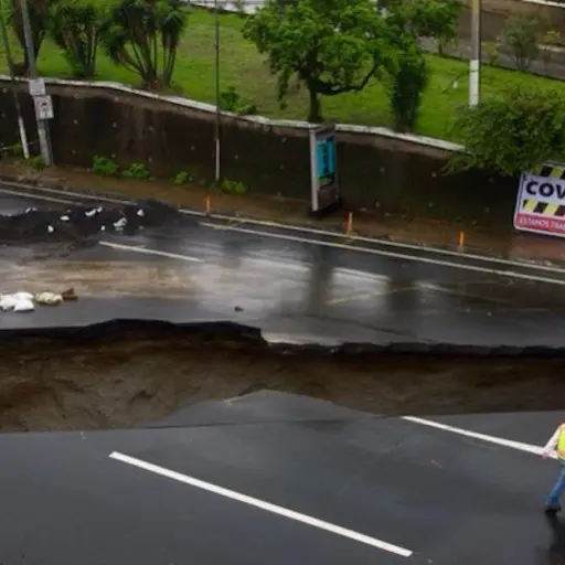 Expertos-recolectan-muestras-de-suelo-en-hundimiento-de-ruta-al-Pacifico.jpg ,
