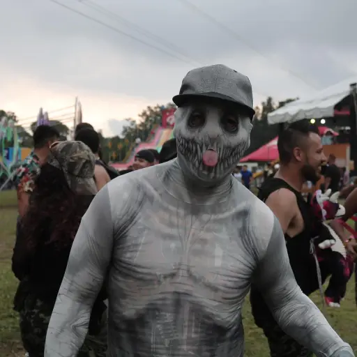 atuendos-outfits-disfraces-mas-excentricos-emf-empire-music-festival-guatemala-2022-emisoras-unidas-publinews-146.jpeg ,