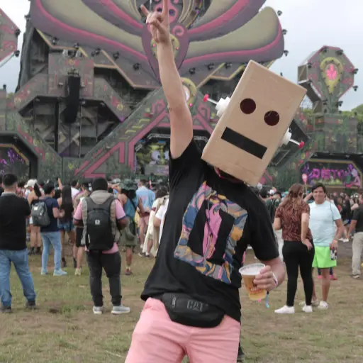 atuendos-outfits-disfraces-mas-excentricos-emf-empire-music-festival-guatemala-2022-emisoras-unidas-publinews-14.jpeg ,