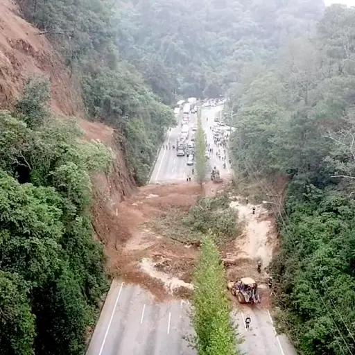 VIDEO.-Deslave-bloquea-el-paso-vial-en-el-km-24-de-la-ruta-Interamericana-2.jpg ,