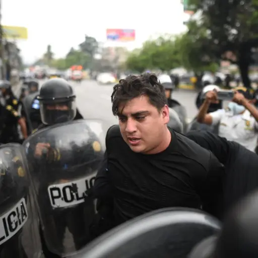 capturan-a-estudiantes-encapuchados-por-eleccion-usac-sesion-del-csu-magistrado-cc-21-6-2022-foto-edwin-bercian-11.jpg ,
