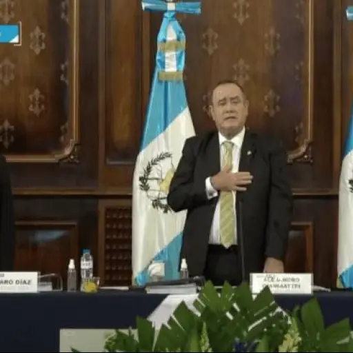 funcionarios-cantan-himno-nacional-conadur.png ,