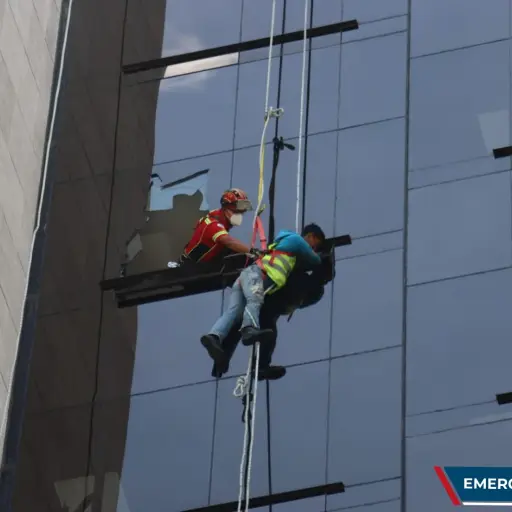 Bomberos-rescatan-a-hombre-que-quedo-colgando-de-un-decimo-nivel-.jpg ,