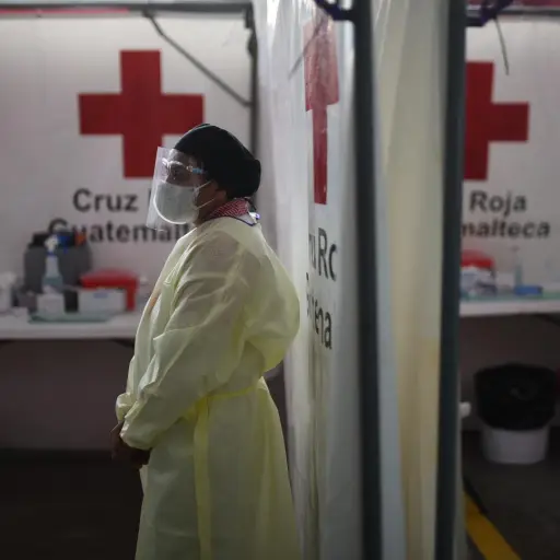 puesto-de-vacunacion-contra-covid-en-instalaciones-de-cruz-roja-de-guatemala-y-el-igss-en-zona-1-2.jpg ,