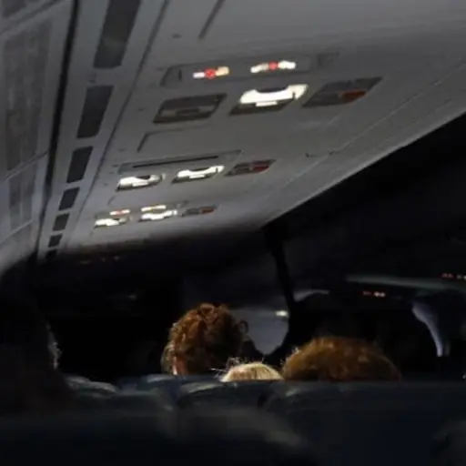 porque-avion-luces-apagadas.jpg ,