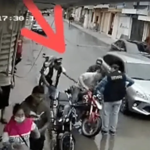 VIDEO.-Lo-capturan-cuando-recibia-el-dinero-de-la-extorsion-.png ,