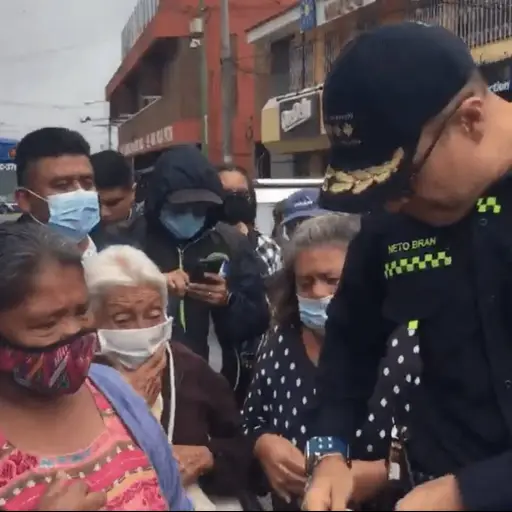 Neto-Bran-le-ajusto22-a-vecinas-para-comprar-chicharrones.png ,