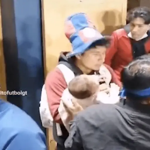 Bebe-fue-alcanzado-por-gas-lacrimogeno-en-el-estadio-Doroteo-Guamuch-.png ,