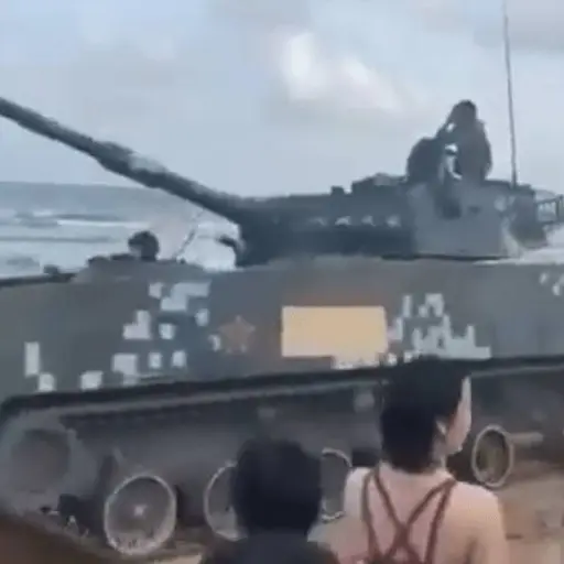 video-china-moviliza-tanques-playa-fujian-vista-banistas-publinews.png ,