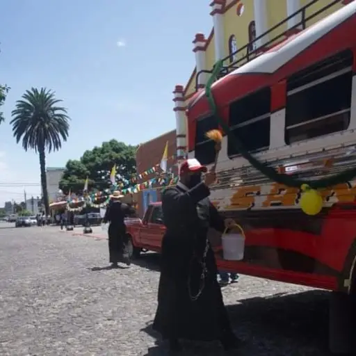 dia-del-piloto-dia-de-san-cristobal-buses-adornados-3.jpeg ,