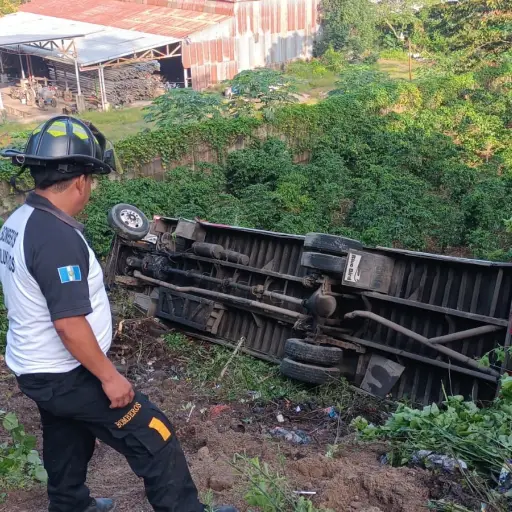 bus-cae-a-hondonada-el-tablon-villa-canales-19-de-agosto-2022-foto-bomberos-voluntarios.jpg ,
