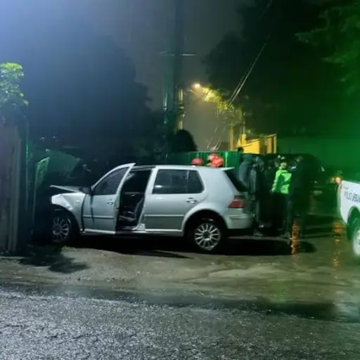 Dos-jovenes-chocaron-su-vehiculo-contra-estacion-de-bomberos.jpg ,
