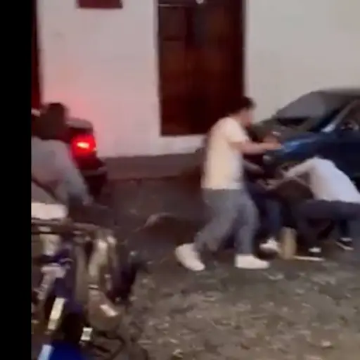 Brutal-pelea-callejera-en-las-calles-de-la-Antigua-Guatemala-.png ,