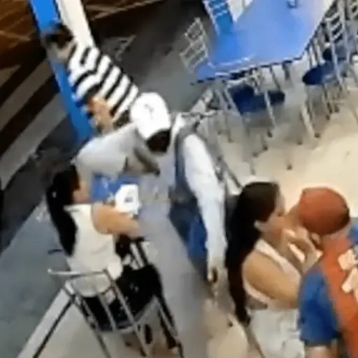 Hombre-huye-de-asalto-y-deja-a-su-pareja-sola-con-los-delincuentes-.png ,