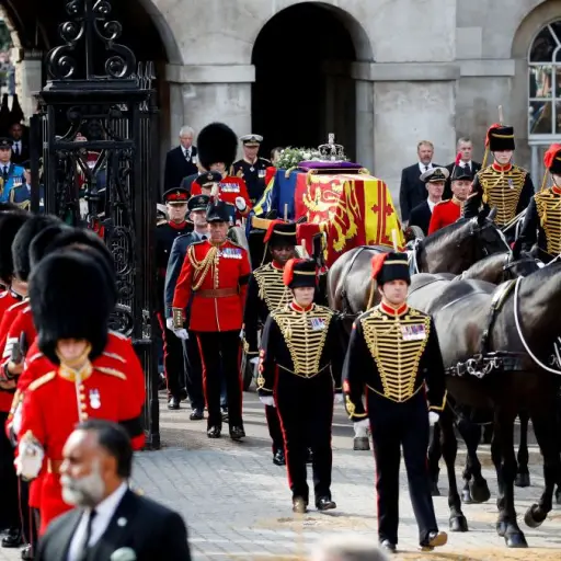 feretro-reina-isabel-ii-sale-buckingham-2.jpg ,